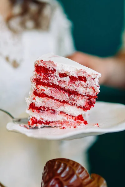 Pastel Varios Niveles Con Una Decoración Rosas Rojas Pastel Boda — Foto de Stock