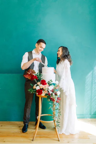 Torta Multi Livello Con Arredamento Rose Rosse Una Coppia Sposi — Foto Stock