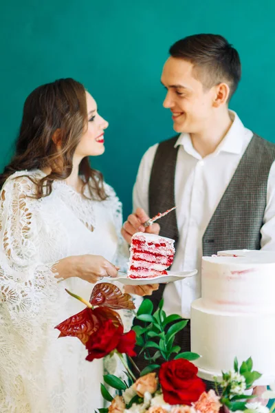 Torta Multi Livello Con Arredamento Rose Rosse Una Coppia Sposi — Foto Stock