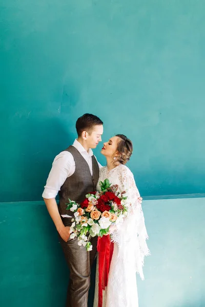 美丽的夫妇和蕾丝裙 以美术风格装饰红玫瑰拱门 欧洲风格的婚礼仪式 — 图库照片