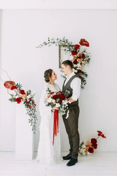 Belo Casal Vestido Renda Decoração Arco Rosas Vermelhas Estilo Arte — Fotografia de Stock