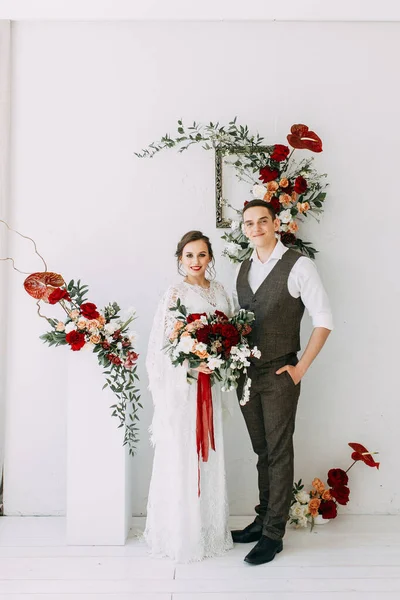 Bella Coppia Abito Pizzo Decorazione Dell Arco Rose Rosse Nello — Foto Stock