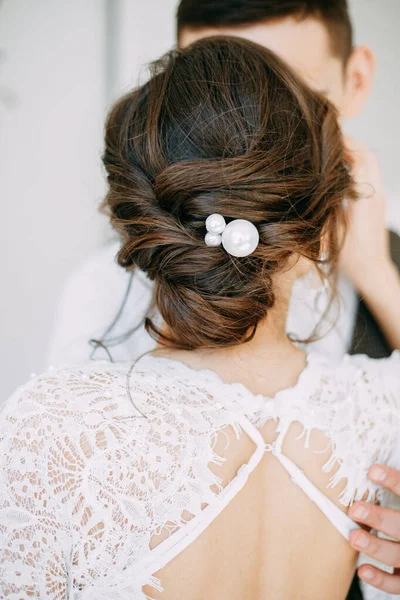 Hermosa Pareja Vestido Encaje Decoración Del Arco Rosas Rojas Estilo — Foto de Stock