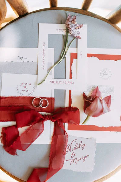 結婚式のためのグラフィックアートの装飾 マルサラの要素を持つポストカード 赤いバラと結婚式の招待状 — ストック写真