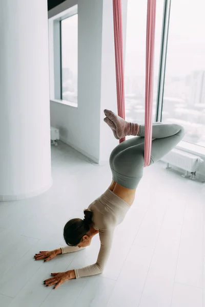 Exercices Dans Salle Gym Suspendu Air Fille Dans Hamac Yoga — Photo