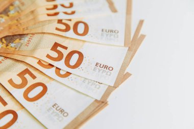 Beyaz arka planda düzlük için para planı. Avrupa 'da kağıt para hesabı. 50 Euro banknotlar. 