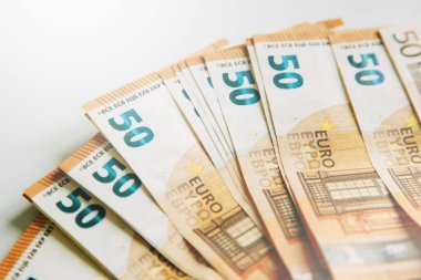 Beyaz arka planda düzlük için para planı. Avrupa 'da kağıt para hesabı. 50 Euro banknotlar. 