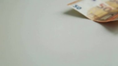 Euro kağıt para hesabı. 50 Euro 'luk banknotlar. Parayı beyaz arka plana yatır. Para birikti..