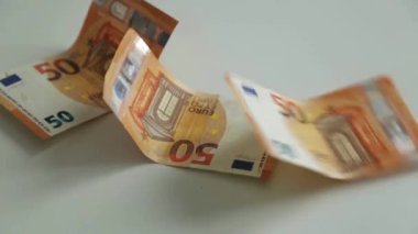 Euro kağıt para hesabı. 50 Euro 'luk banknotlar. Parayı beyaz arka plana yatır. Para birikti..