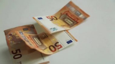 Euro kağıt para hesabı. 50 Euro 'luk banknotlar. Parayı beyaz arka plana yatır. Para birikti..