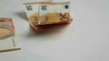 Euro kağıt para hesabı. 50 Euro 'luk banknotlar. Parayı beyaz arka plana yatır. Para birikti..