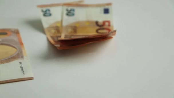 ユーロ紙幣口座 50ユーロ紙幣 白い背景にお金をレイアウトします 金は積み上げられる — ストック動画