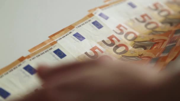 ユーロ紙幣口座 50ユーロ紙幣 白い背景にお金をレイアウトします 男の手数 — ストック動画