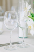  Světlý dekor ve stylu výtvarného umění. Sklenice a tulipány ve složení. Svatební stolní dekorace s bílým ateliérem.