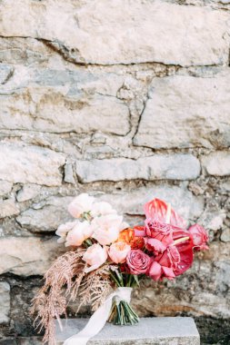 Avrupa 'da güzel sanatlar tarzında parlak çiçekler. Kırmızı ve Burgundy buketi, egzotik çiçekler. Gelinin modern düğün buketi. 