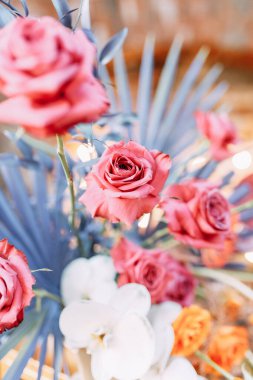 Avrupa 'da güzel sanatlar tarzında parlak çiçekler. Kırmızı ve Burgundy buketi, egzotik çiçekler. Gelinin modern düğün buketi. 