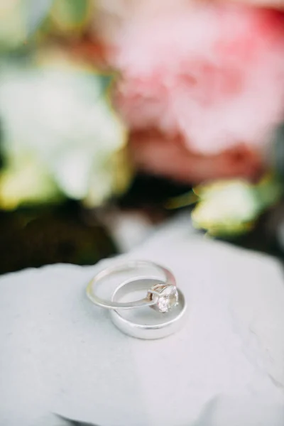 Anéis Casamento Recém Casados Fundo Neutro Anéis Casamento Fundo Vazio — Fotografia de Stock