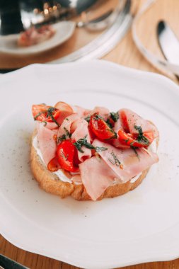 Taze ekmek ve domatesli ekmek. Pastırmalı bir tabak. 