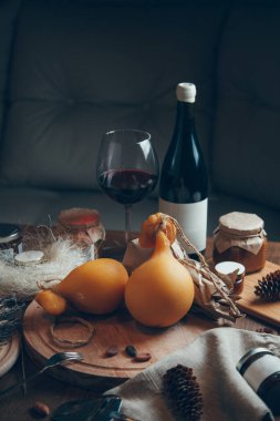 Şarap ve ballı peynir kompozisyonu. Tahta üzerinde Caciocavallo peyniri. 