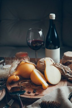 Şarap ve ballı peynir kompozisyonu. Tahta üzerinde Caciocavallo peyniri. 