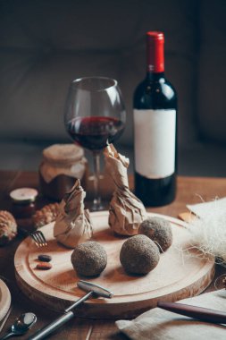 Şarap ve camla peynir kompozisyonu. Biberli kurutulmuş keçi peyniri.. 