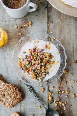 Sağlıklı doğal kahvaltı. Modern yiyecek ve ballı düz bir ev. Yoğurtlu granola.. 