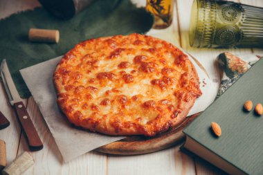  Peynirli ve dekorlu yuvarlak hamur işi. Khachapuri Megrelian 'da tahta bir tahtanın üzerinde.