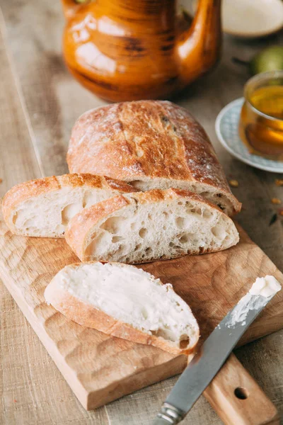 Хліб Масло Руки Ножем Нарізаний Білий Хліб Столі — стокове фото