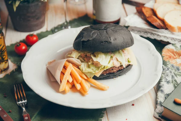 Μοσχάρι Πατάτες Τηγανιτές Burger Μαύρο Ψωμί Ξύλινο Ταμπλό — Φωτογραφία Αρχείου