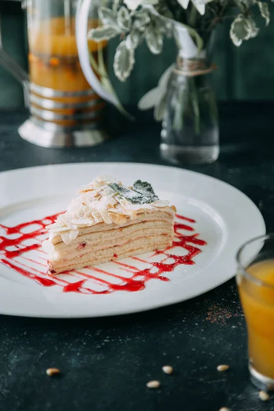 Кусок Торта Ягодами Сливками Кусок Торта Наполеона Белой Тарелке — стоковое фото