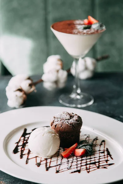 Мороженое Десертом Шоколадным Фонтаном Мороженое Тарелке Ресторане — стоковое фото