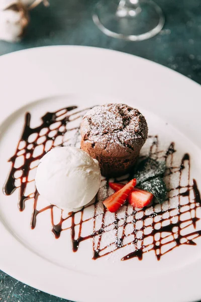 Мороженое Десертом Шоколадным Фонтаном Мороженое Тарелке Ресторане — стоковое фото