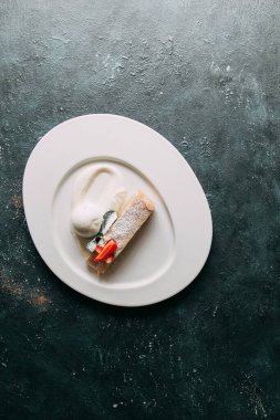 Lokantadaki beyaz tabakta dondurma topları. Bir kafede tatlı servisi..