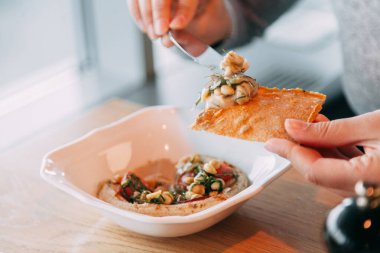 Pirzola ile patates püresi. Restoranda patates püresi ve sos servis ediliyor..