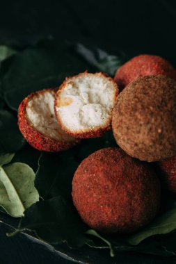 Kırmızı biberli keçi peyniri topları. Tabakta ev yapımı sert peynir. Çiftlik diyeti ürünleri.