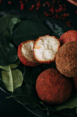 Kırmızı biberli keçi peyniri topları. Tabakta ev yapımı sert peynir. Çiftlik diyeti ürünleri.