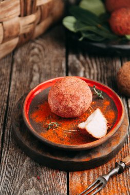 Kırmızı biberli keçi peyniri topları. Tabakta ev yapımı sert peynir. Çiftlik diyeti ürünleri.