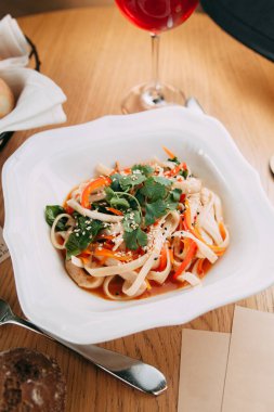 Restoranda peynirli, domatesli ve otlu salata servis ediliyor. Beyaz tabakta taze sebze salatası.. 