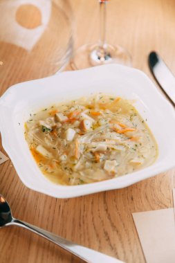 Restoranda çorba püresiyle servis yapmak. Beyaz tabakta sebze çorbası.. 