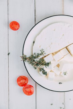 Baharatlı ve domatesli taze çiftlik peyniri. Beyaz tabakta ev yapımı süzme peynir.. 