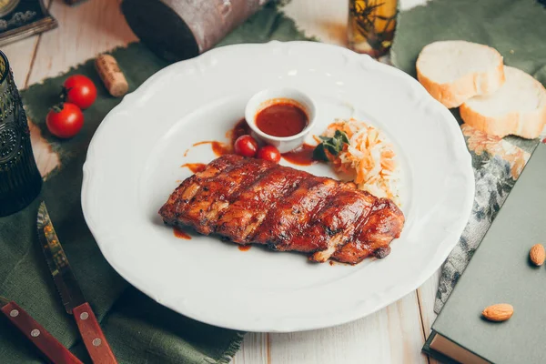 Costillas Cerdo Asadas Parrilla Las Costillas Plato Restaurante Con Salsa — Foto de Stock