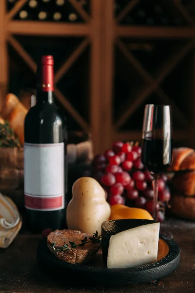 ハードパルメザンチーズとワインのボトルのスライス チーズ ワイン パンとの組成 — ストック写真