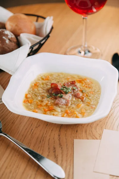 Σερβίρει Πιάτα Πουρέ Σούπας Στο Εστιατόριο Σούπα Λαχανικών Λευκό Πιάτο — Φωτογραφία Αρχείου