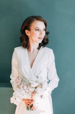 Şık bir Avrupa düğünü. Gelin imajındaki modern trendler. Gelinin parlak portresi stüdyoda.. 