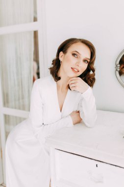 Şık bir Avrupa düğünü. Gelin imajındaki modern trendler. Gelinin parlak portresi stüdyoda.. 