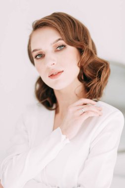 Şık bir Avrupa düğünü. Gelin imajındaki modern trendler. Gelinin parlak portresi stüdyoda.. 