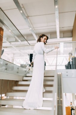  Şık bir Avrupa düğünü. Gelin imajındaki modern trendler. Gelinin müzedeki parlak portresi..