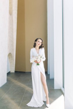  Şık bir Avrupa düğünü. Gelin imajındaki modern trendler. Gelinin müzedeki parlak portresi..