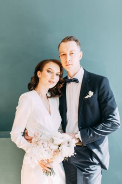 Gelin ve damadın romantik fotoğraf çekimi. Yeni evliler birlikte mutlular. İç stüdyoda modern bir çift.. 