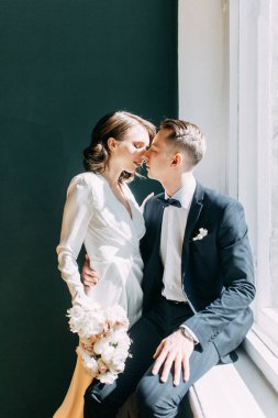 Gelin ve damadın romantik fotoğraf çekimi. Yeni evliler birlikte mutlular. İç stüdyoda modern bir çift.. 